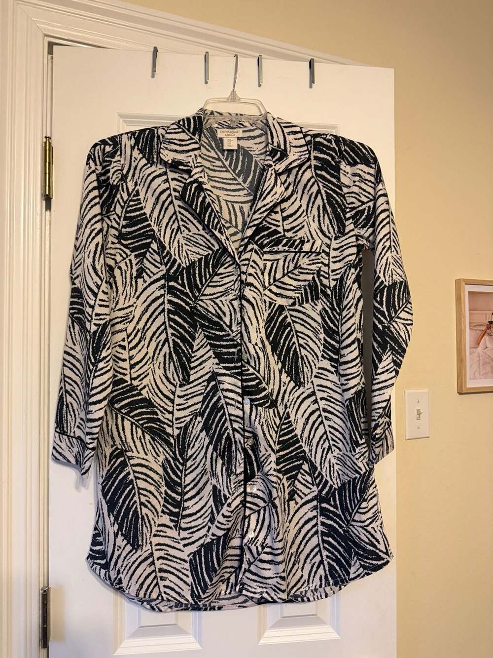 Cynthia Rowley Women's Black and White Leaf Print Long Sleeve Button-Down Sleep
